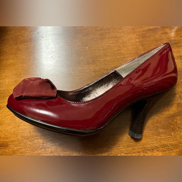 Women’s Sofft heels. Dark red patent leather. Size 8 - Picture 7 of 8